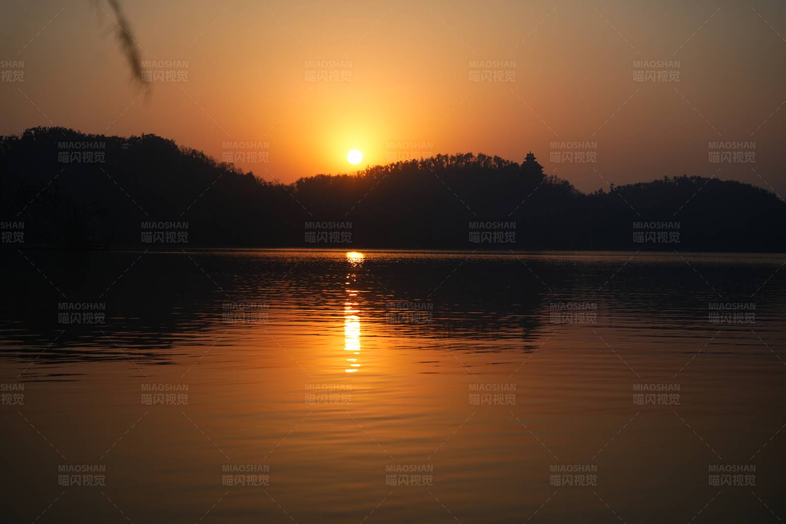 湖面夕阳映山影图片