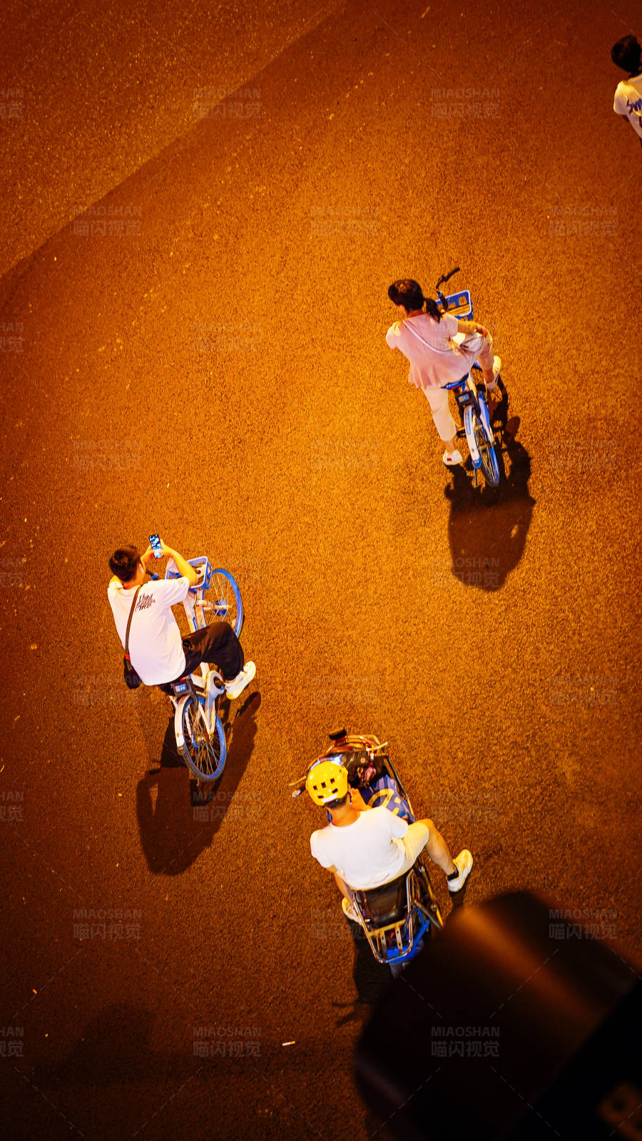 夜骑者的剪影图片