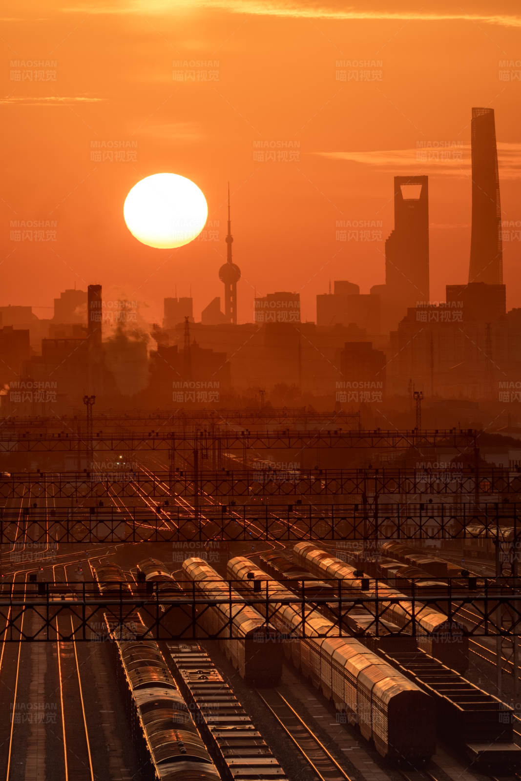日落时分的上海天际线图片