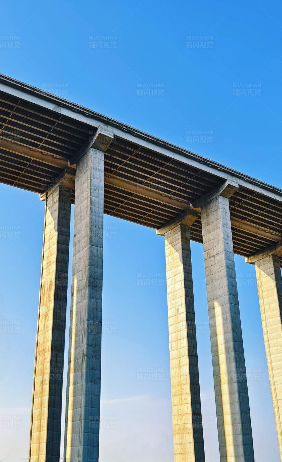 高架桥的柱子图片