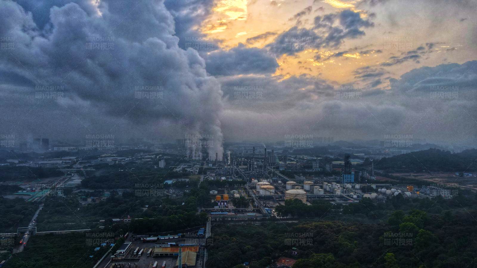 工业区烟雾弥漫图片