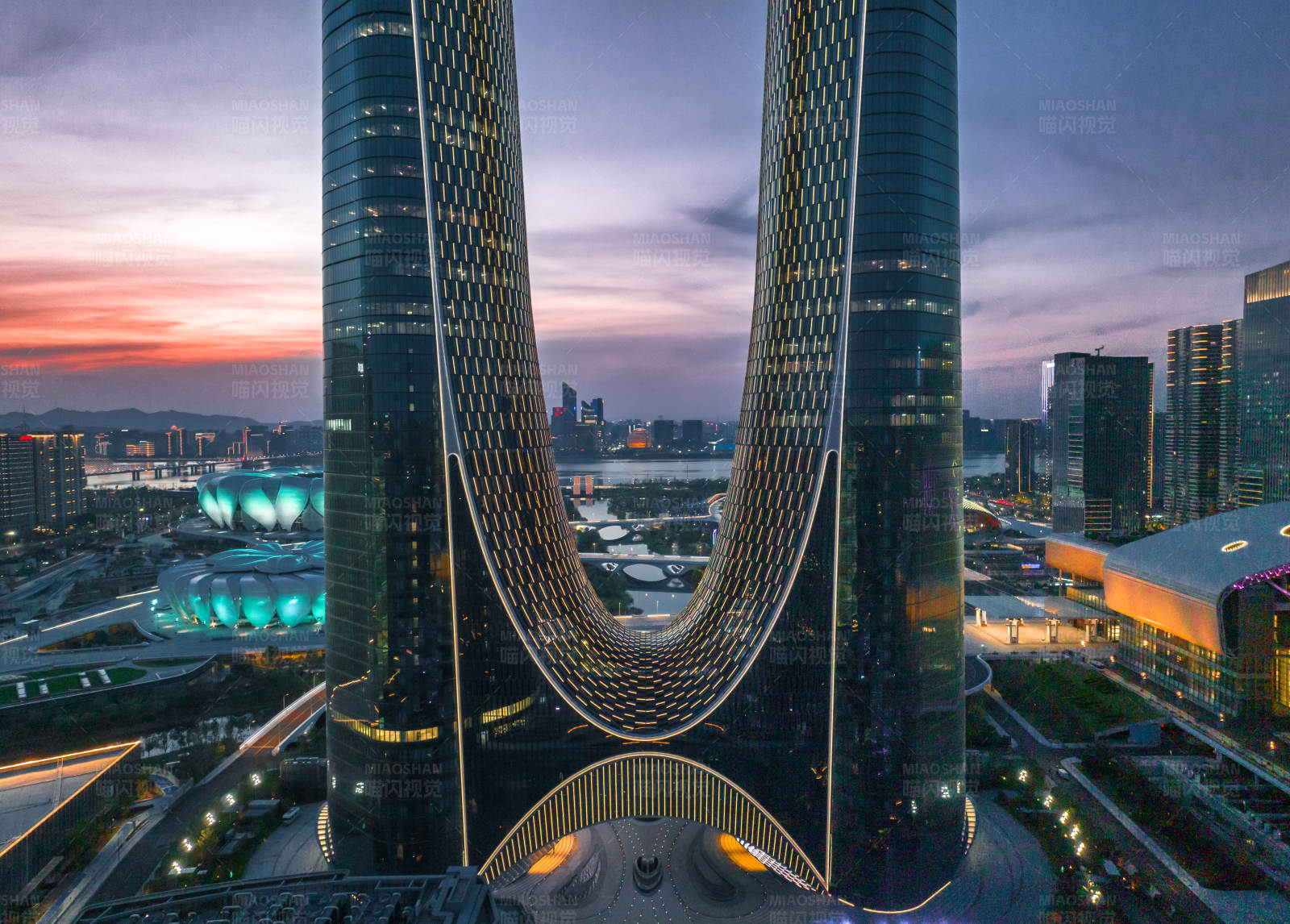 双塔连心 城市之光图片