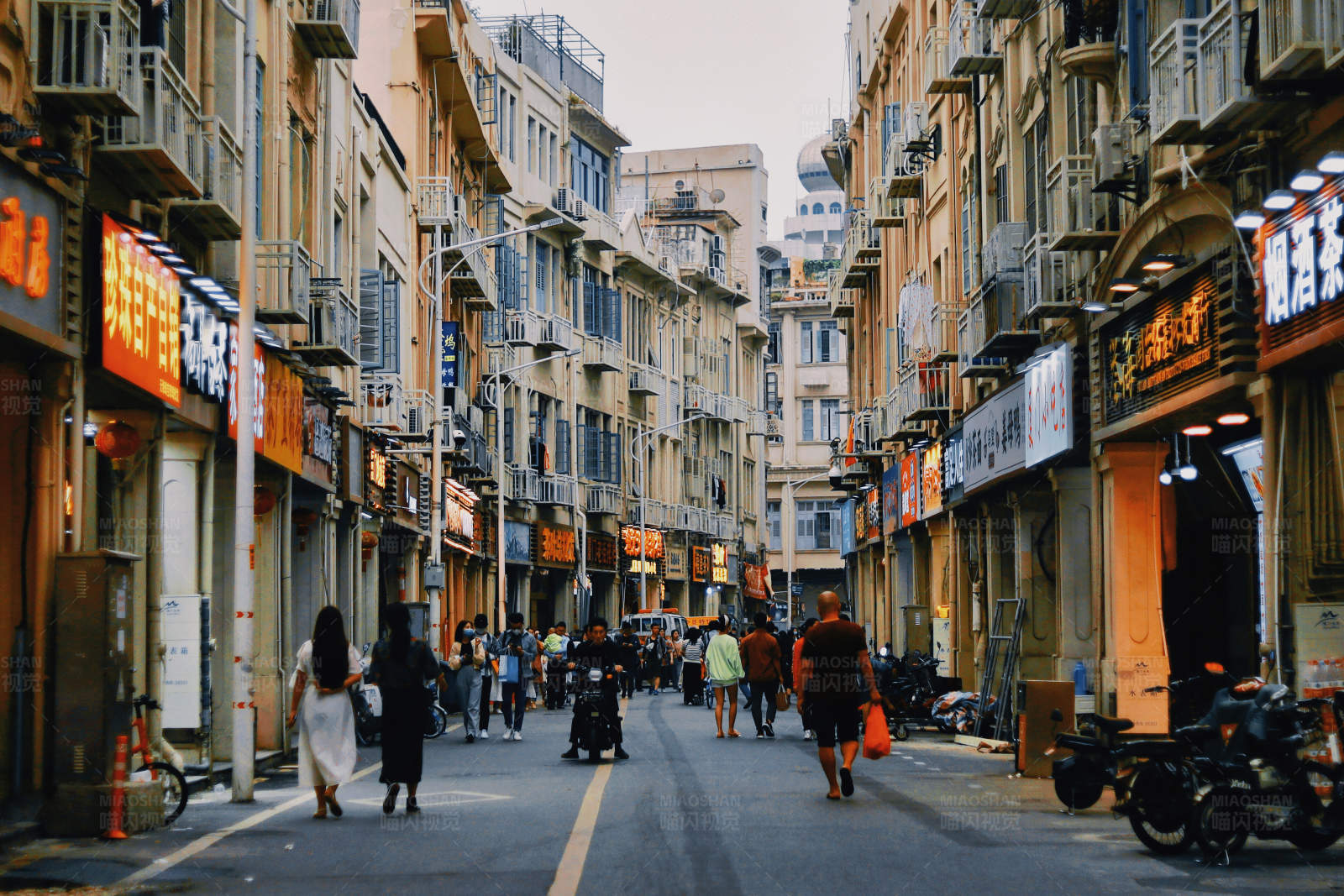 繁华街道行人匆匆图片