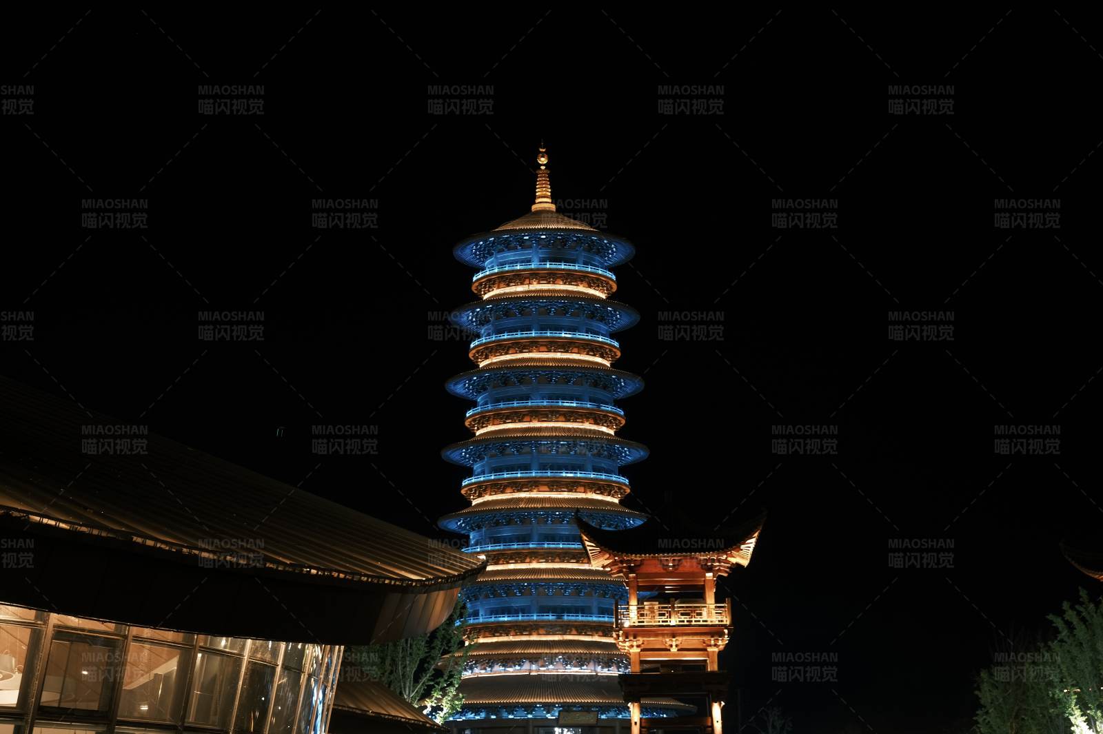 夜色中的蓝色佛塔图片