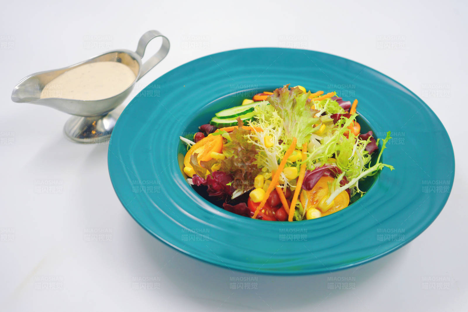 彩虹蔬菜沙拉配酱汁图片