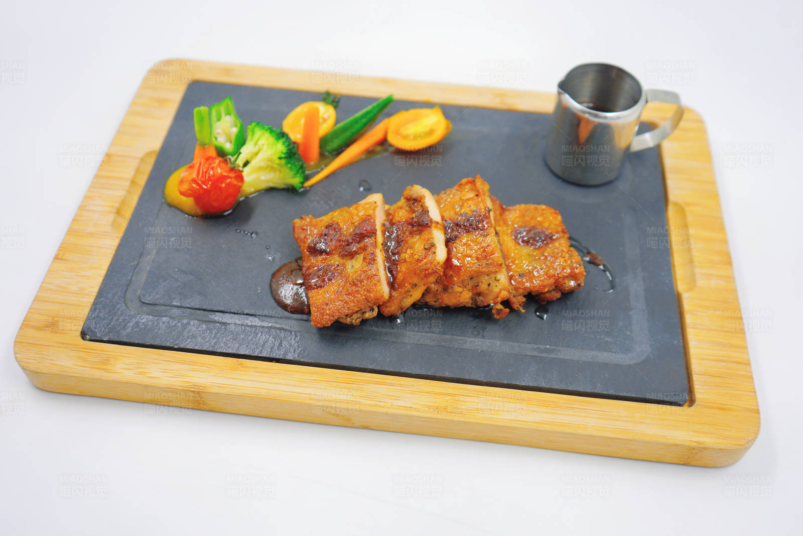 铁板烧鸡排配蔬菜图片