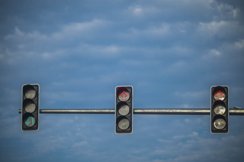 红绿灯与蓝天图片