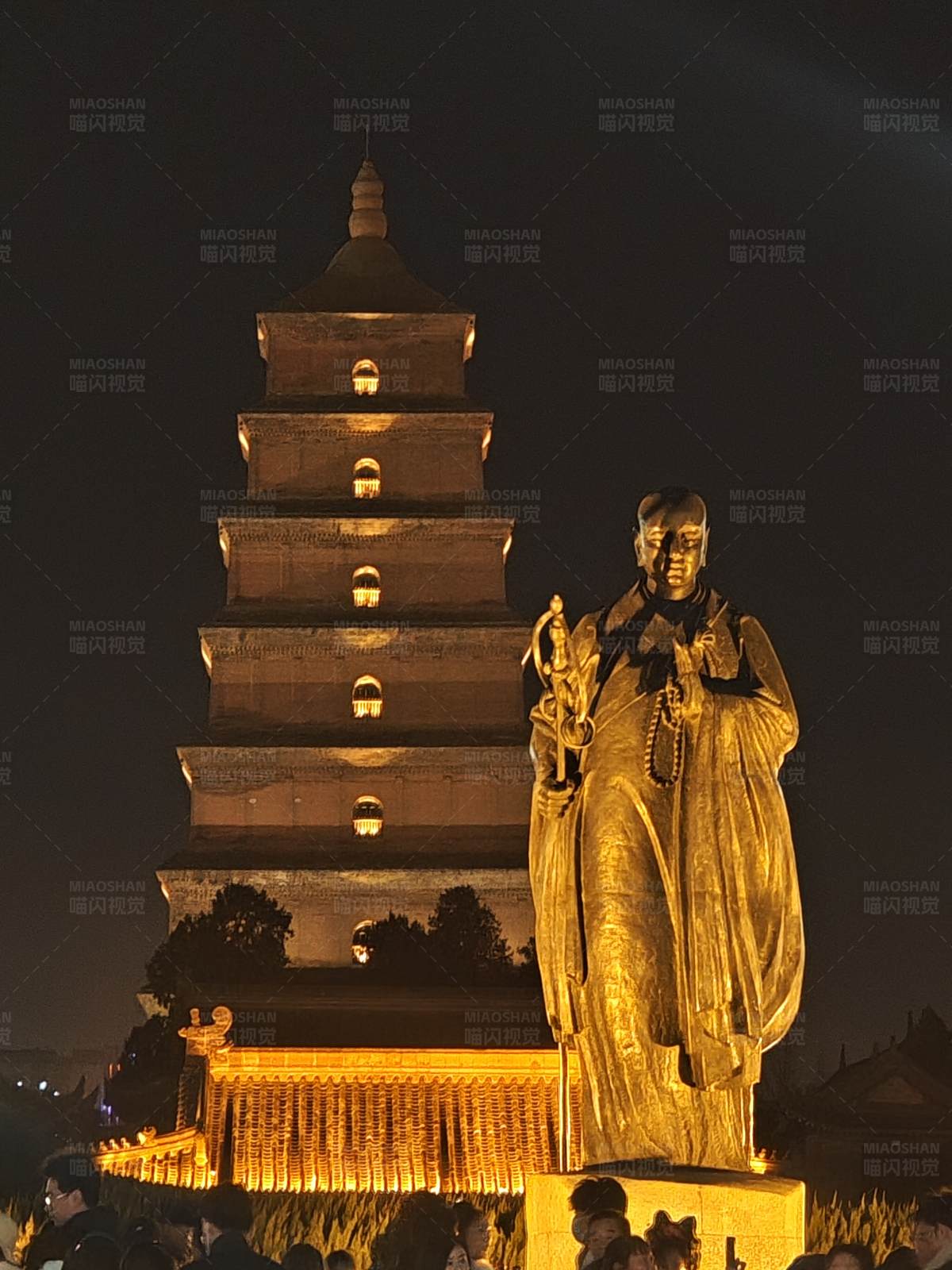 大雁塔夜景与玄奘塑像图片