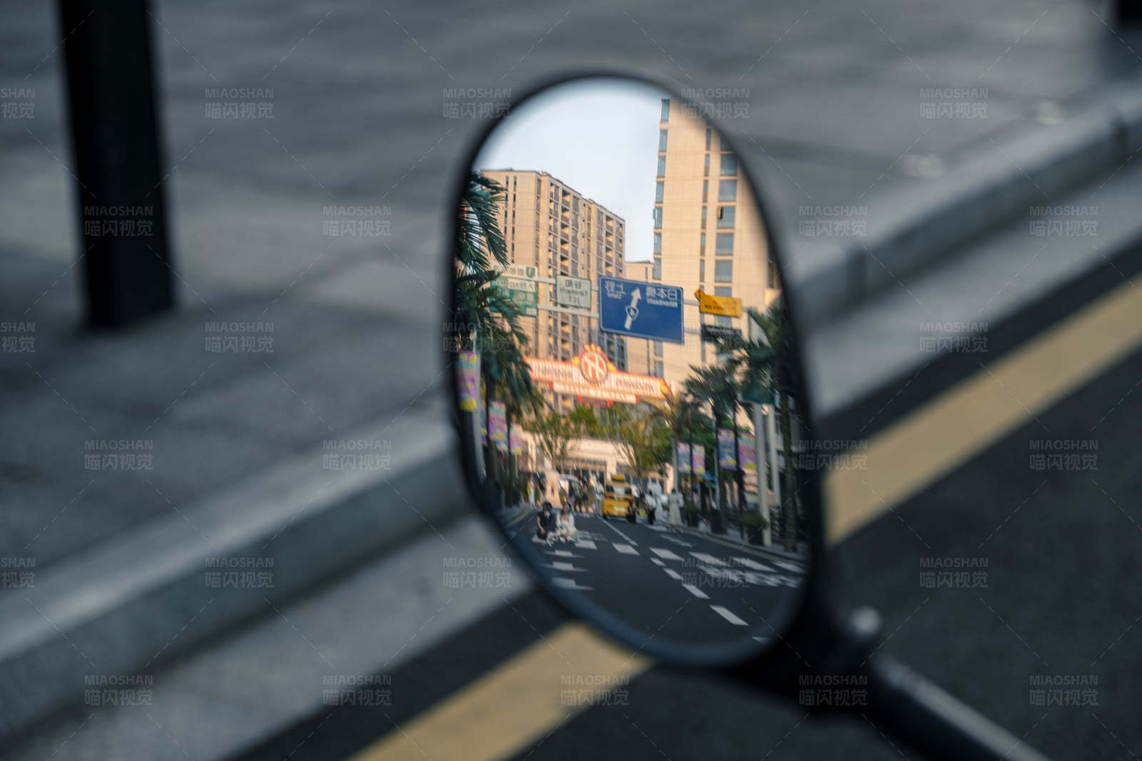 后视镜中的城市倒影图片