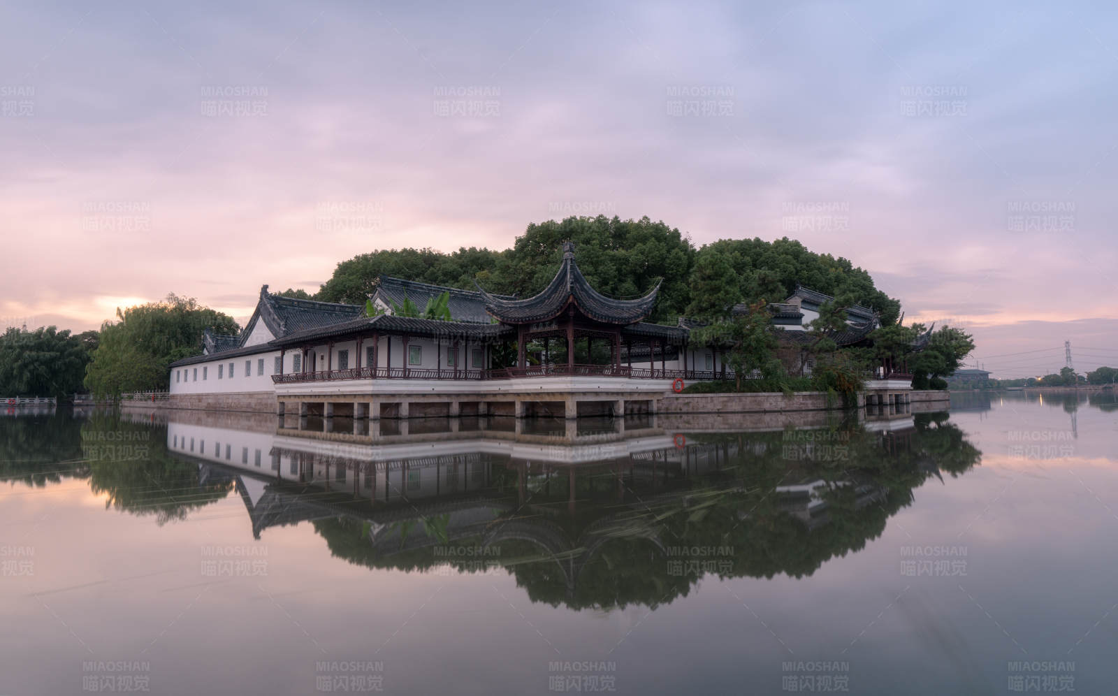 湖畔古建筑倒影图片