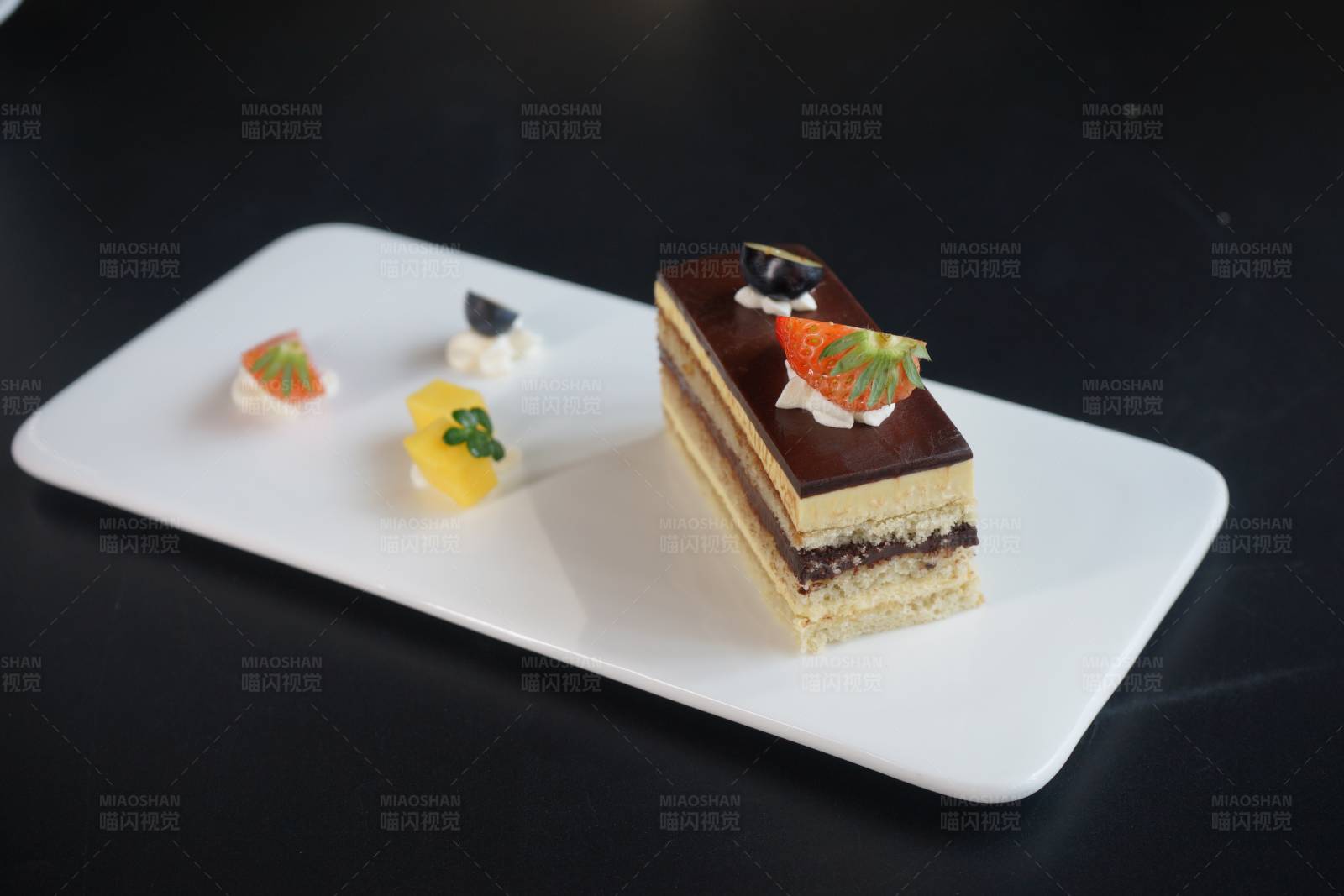 巧克力层蛋糕与果酱图片