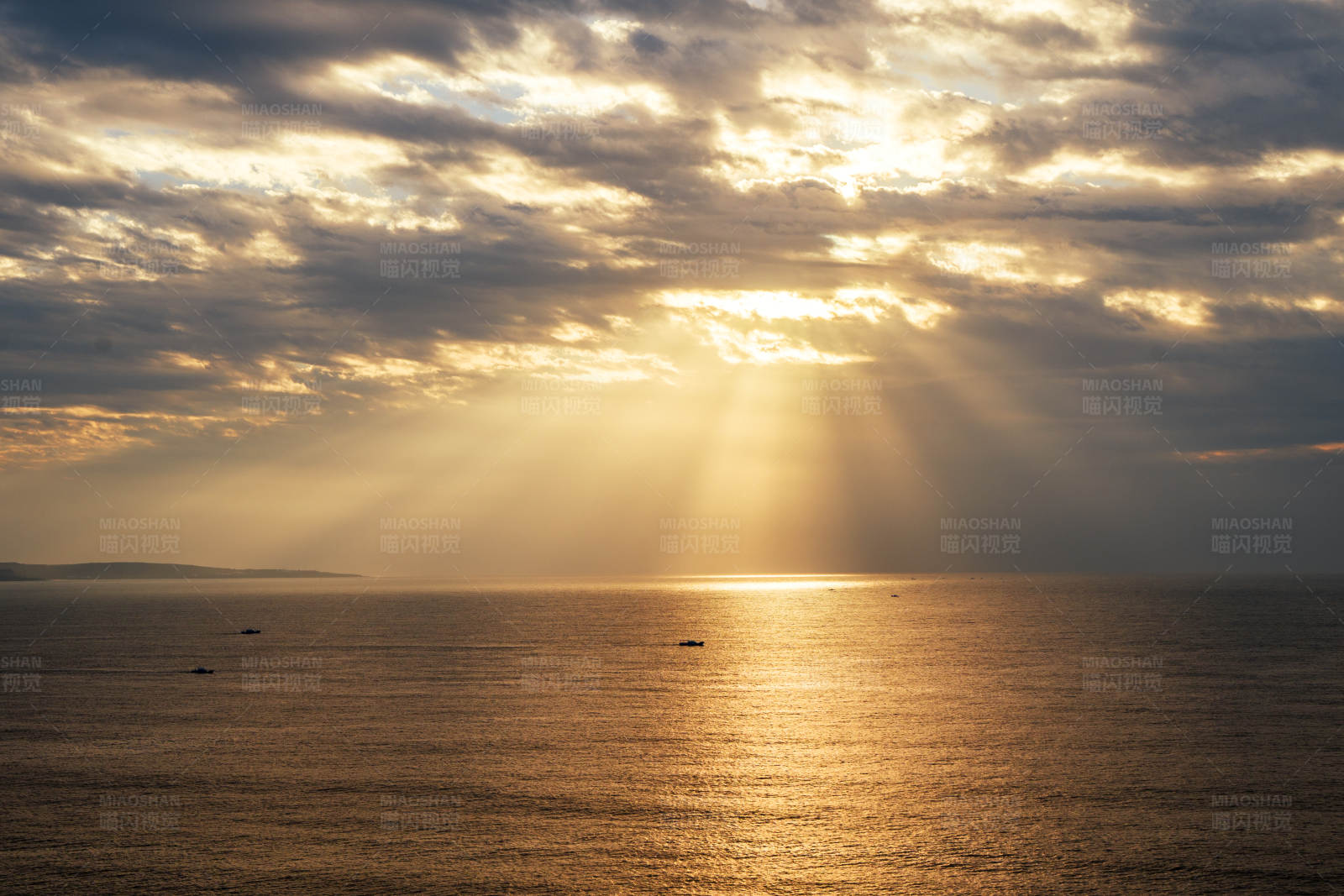 海上夕阳 云间光辉图片