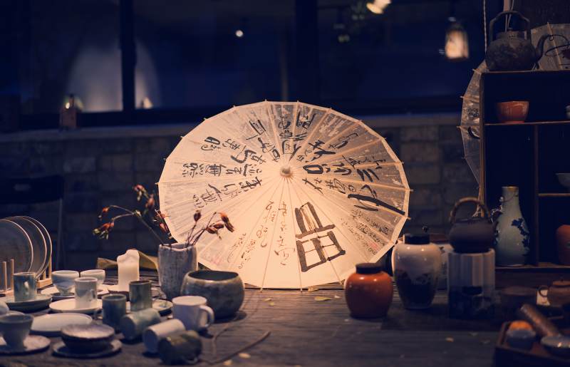 古风茶具与伞图片