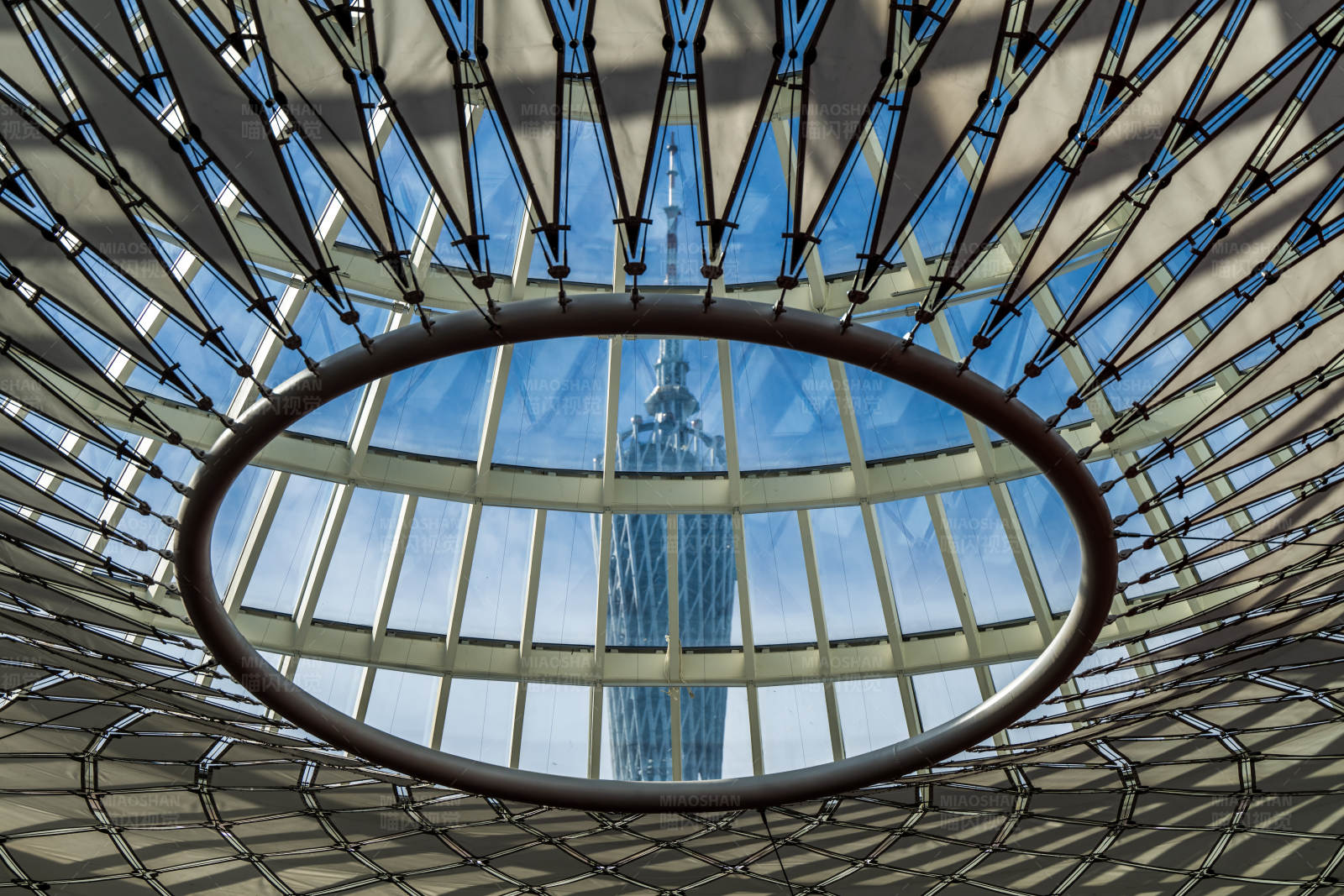 广州美术馆现代建筑与天空的交响图片