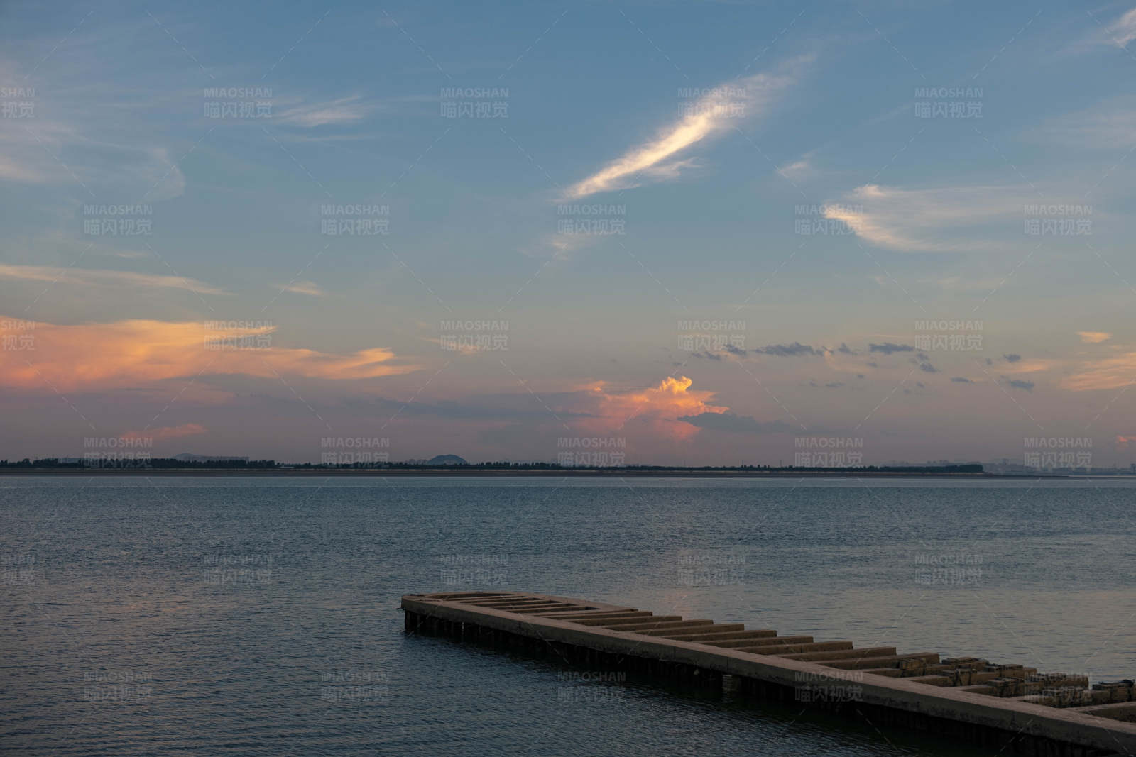 夕阳下的宁静码头图片
