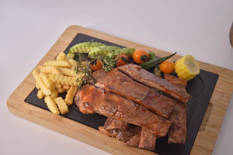 烤肉拼盘与薯条图片