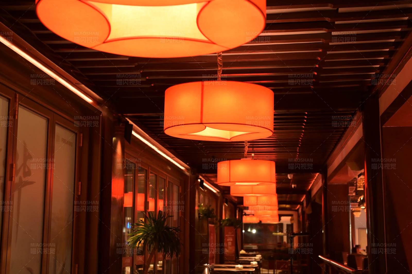 橙色吊灯的室内走廊图片