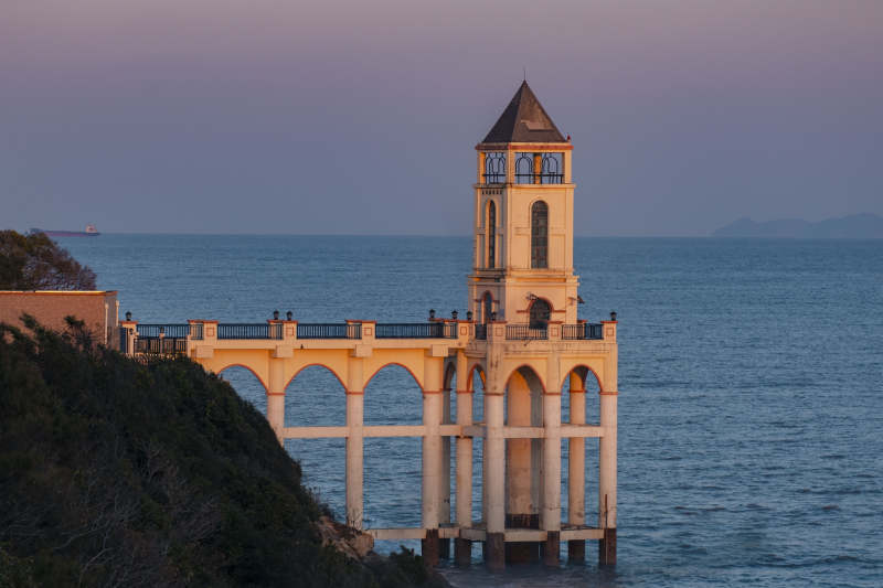 海边的白色塔楼图片