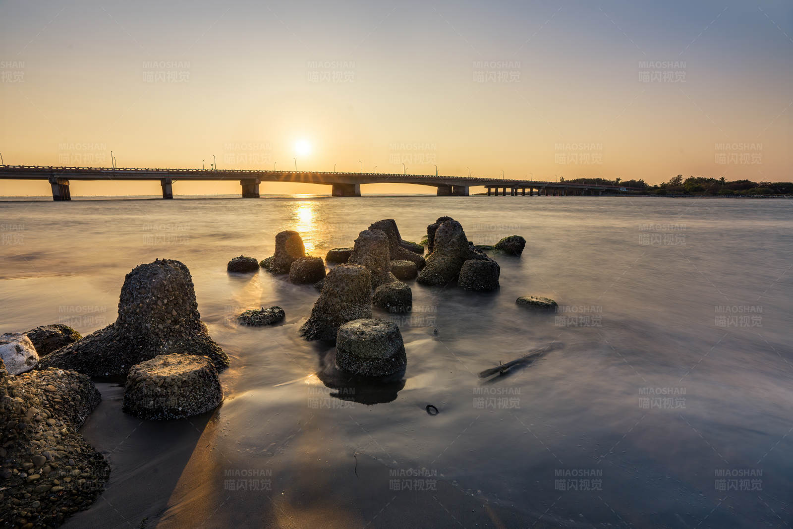 夕阳下的桥梁与岩石图片