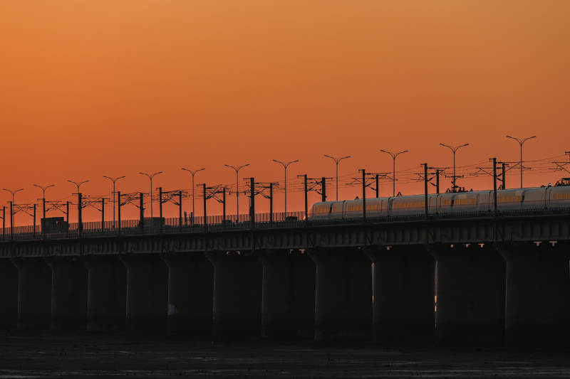 夕阳下的高架桥图片