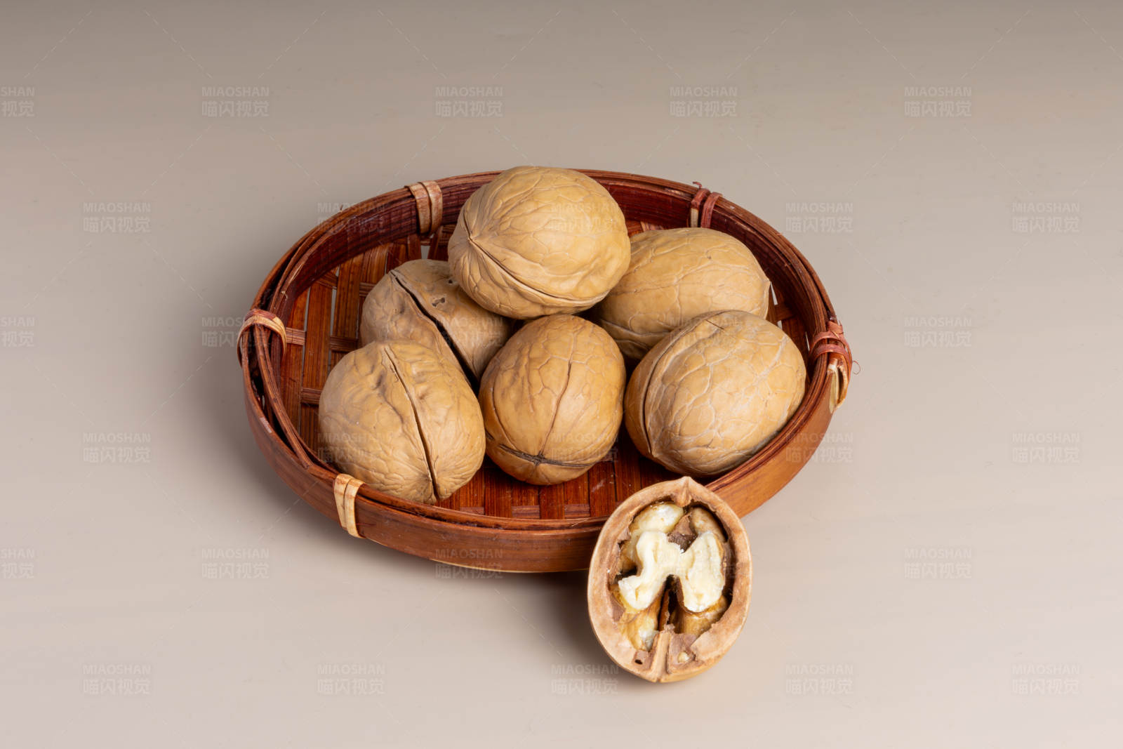 竹篮核桃 营养美味图片