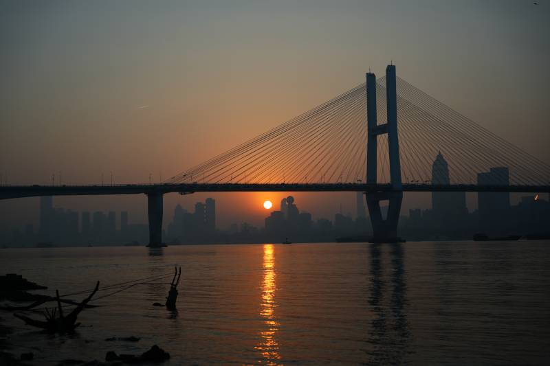 夕阳下的城市剪影武汉长江二桥图片