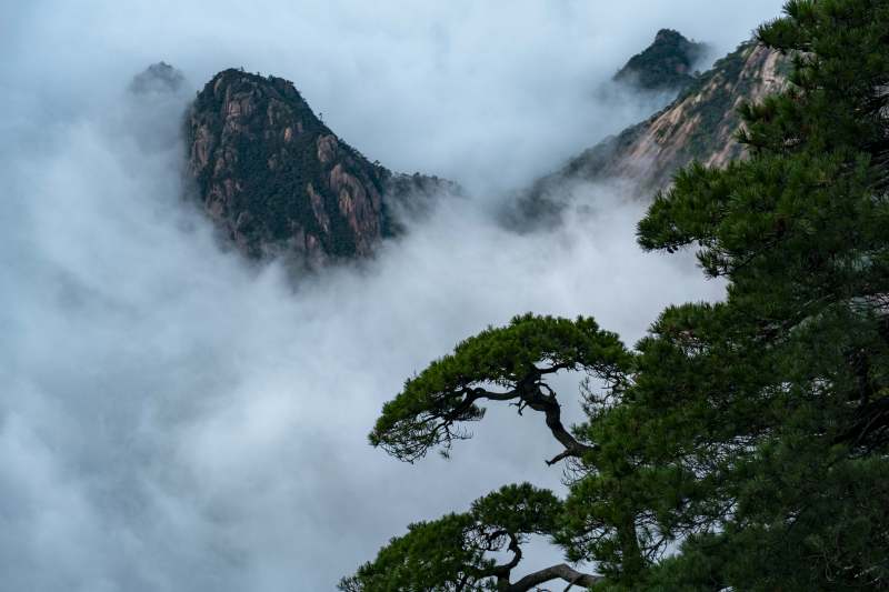 云雾缭绕的山峰图片