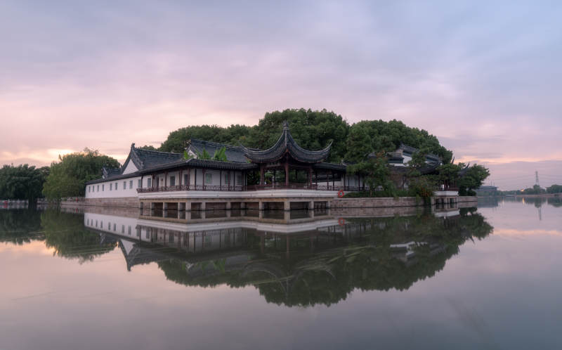 湖畔古建筑倒影图片