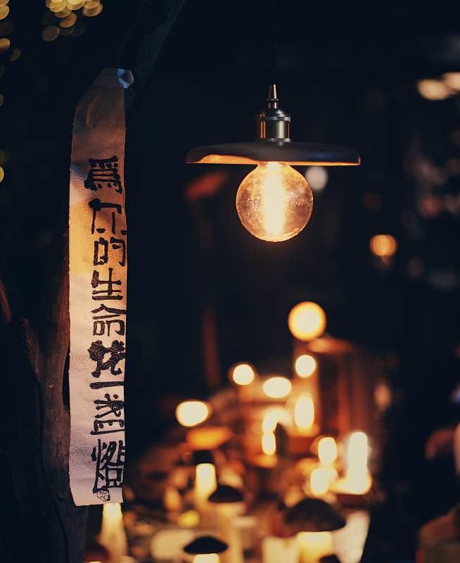 夜色灯笼与温暖光芒图片