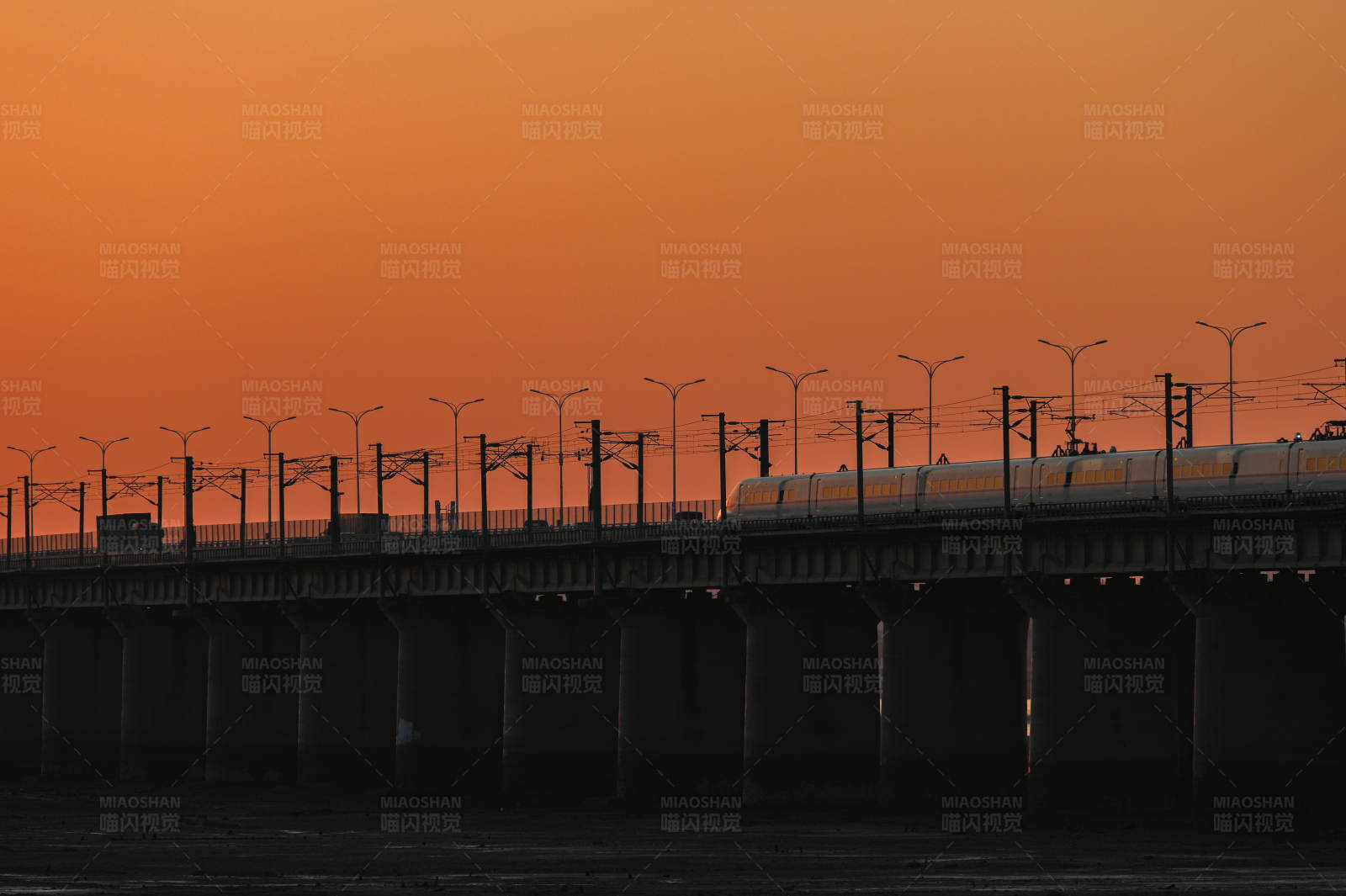 夕阳下的高架桥图片