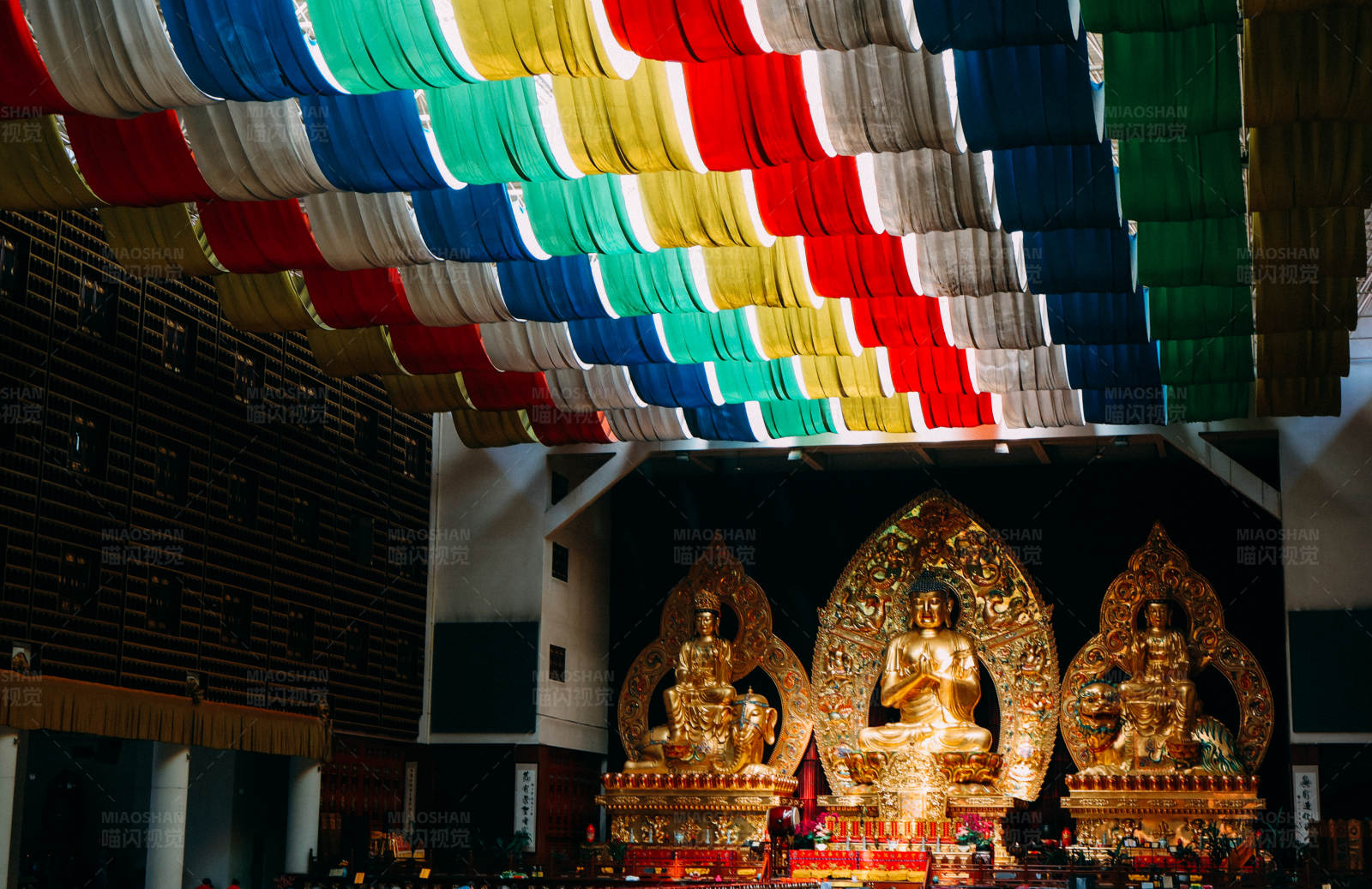 佛像与彩色帷幔图片