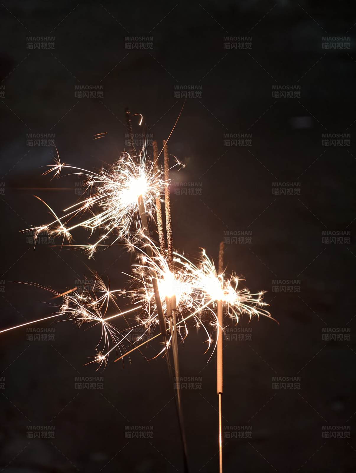 夜空下的火花图片