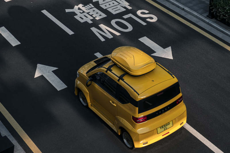 黄色小车在 SLOW 标志下图片