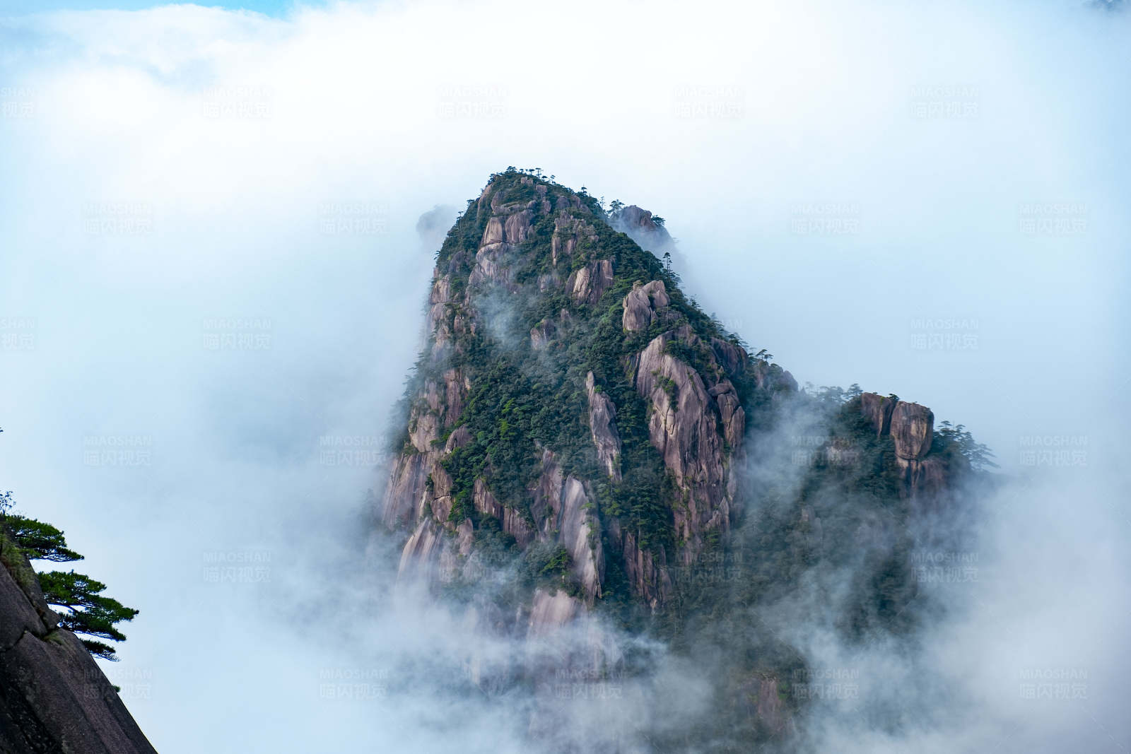 云雾缭绕的山峰图片