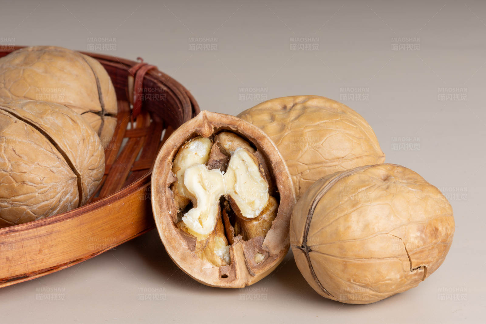 核桃的内外世界图片