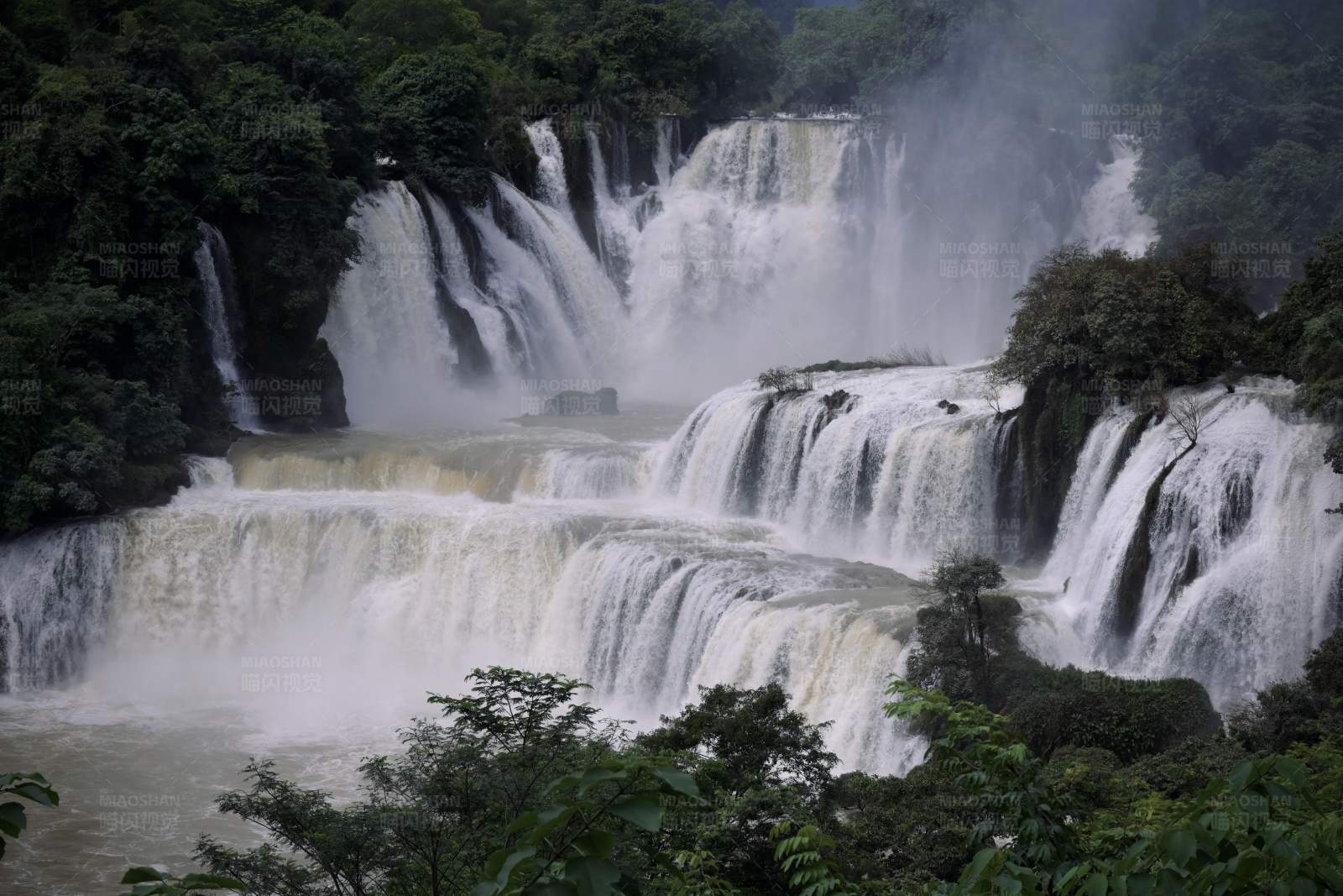 德天跨国大瀑布图片