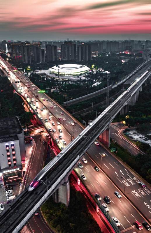 城市黄昏交通繁忙景象图片