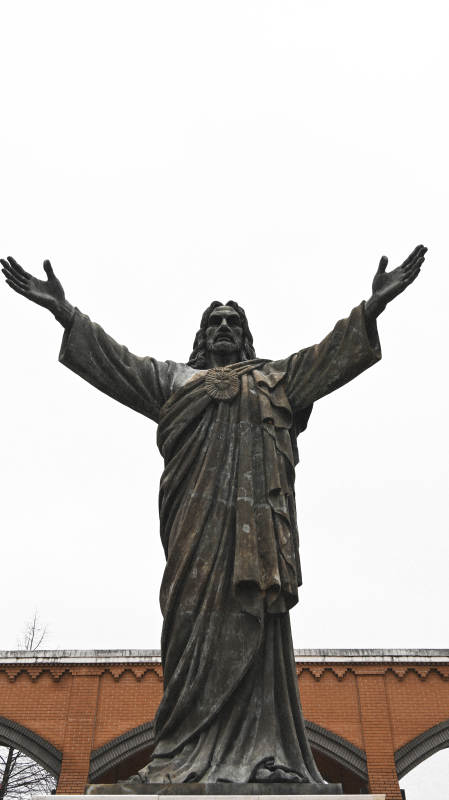 张开双臂的耶稣像图片