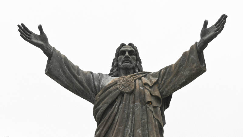 张开双臂的耶稣像图片