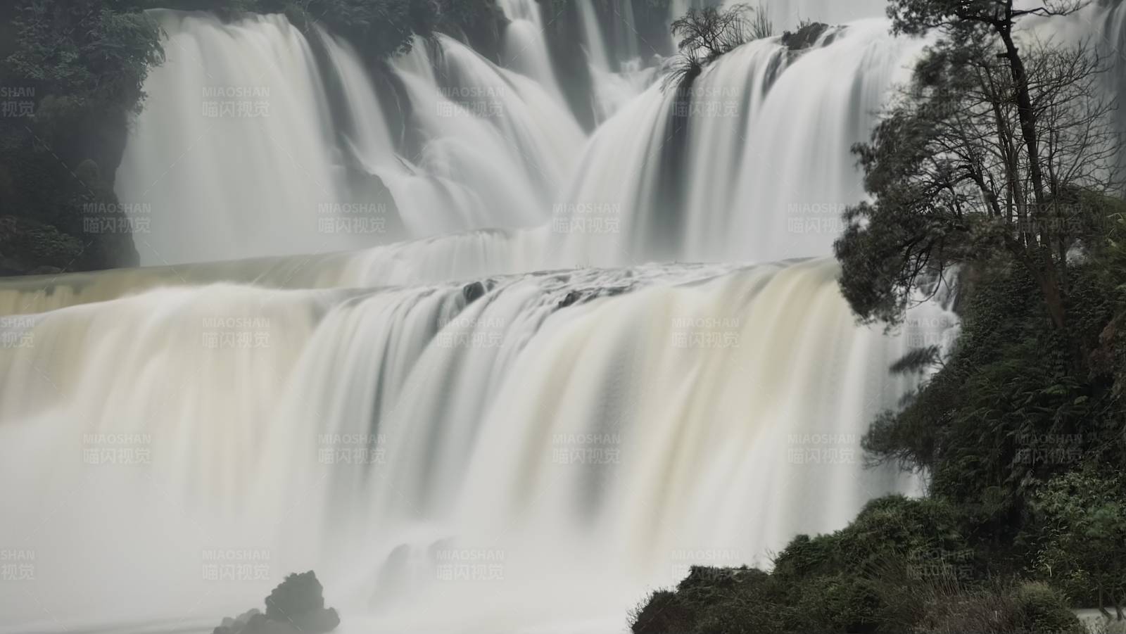 壮观瀑布流图片