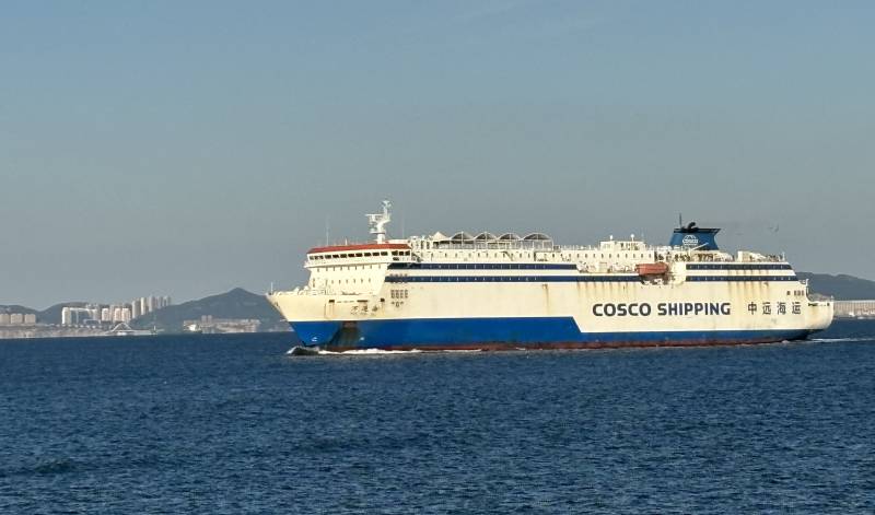 远洋巨轮海上航行图片