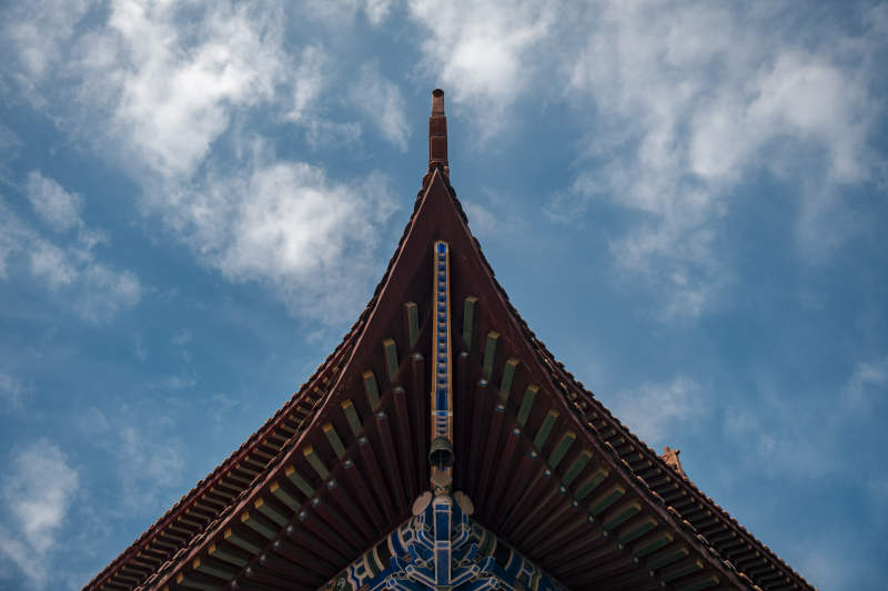 寺庙屋顶与蓝天图片