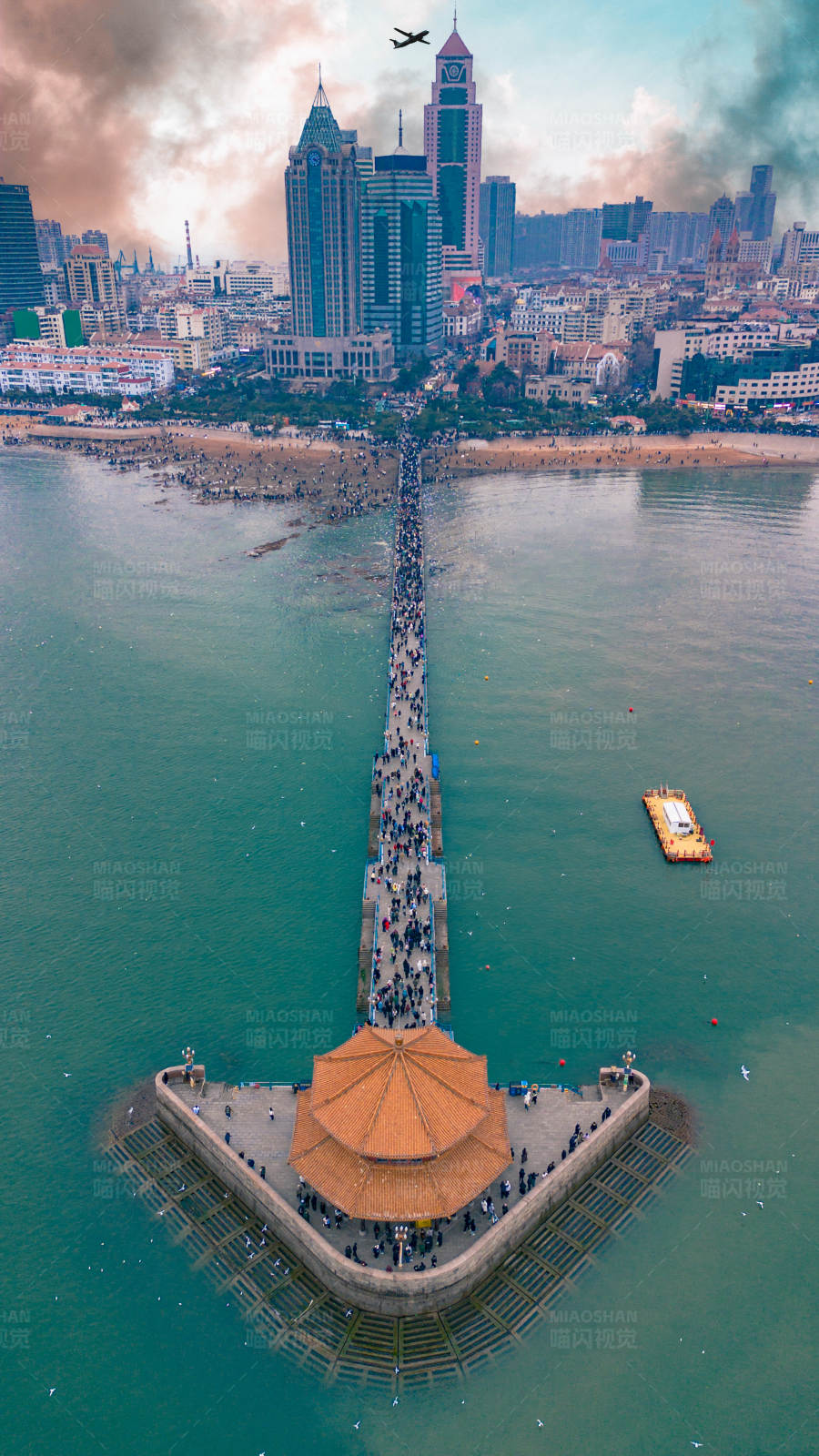 海滨城市人潮涌动图片