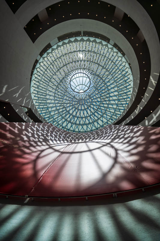 光影交错的穹顶图片