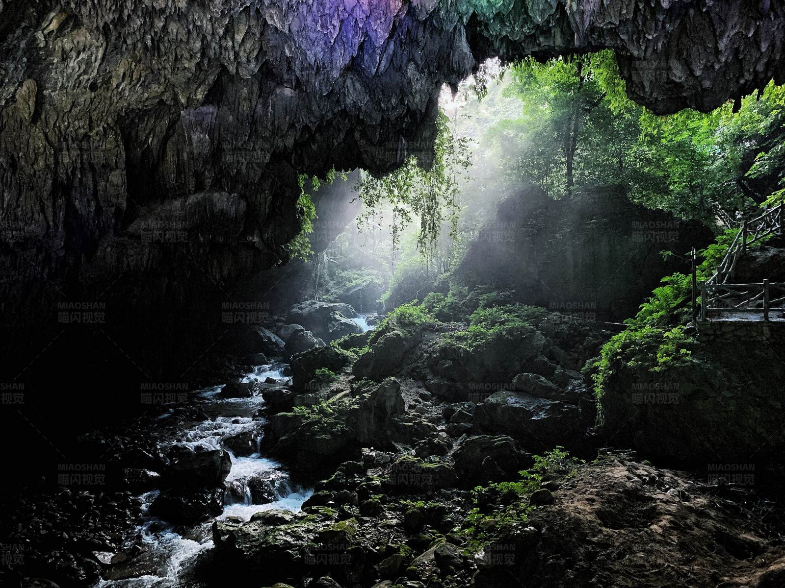 洞穴深处的自然奇观图片