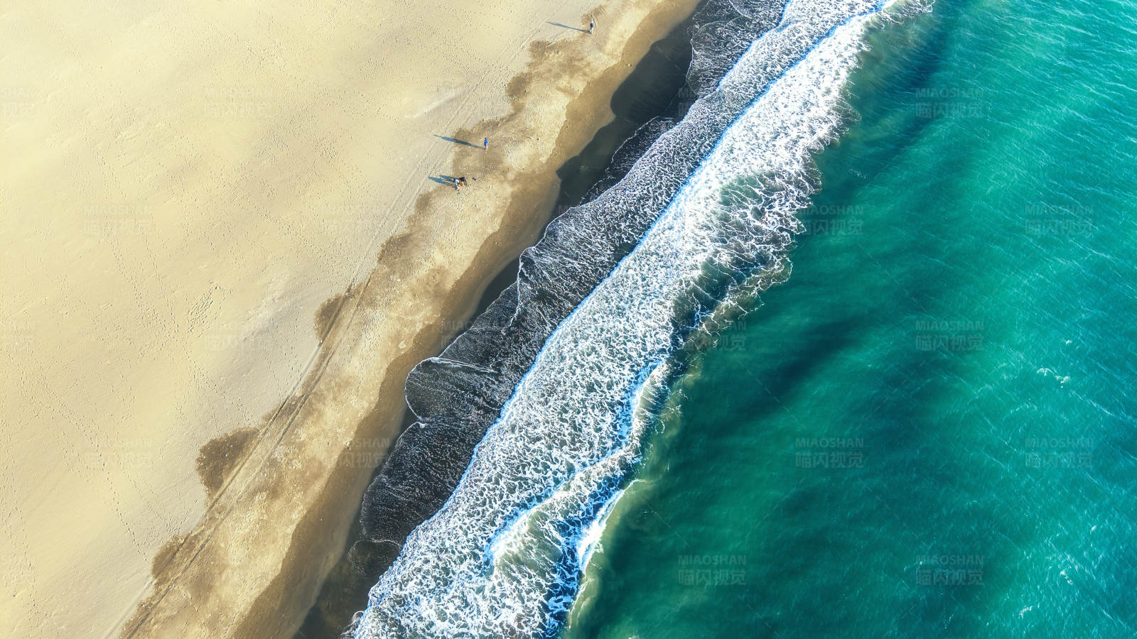 海滩与海浪的交汇处图片