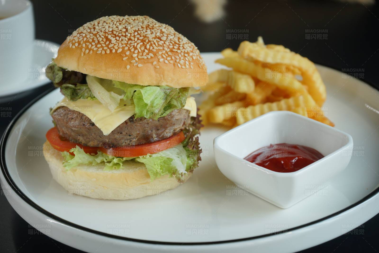 经典汉堡与薯条套餐图片