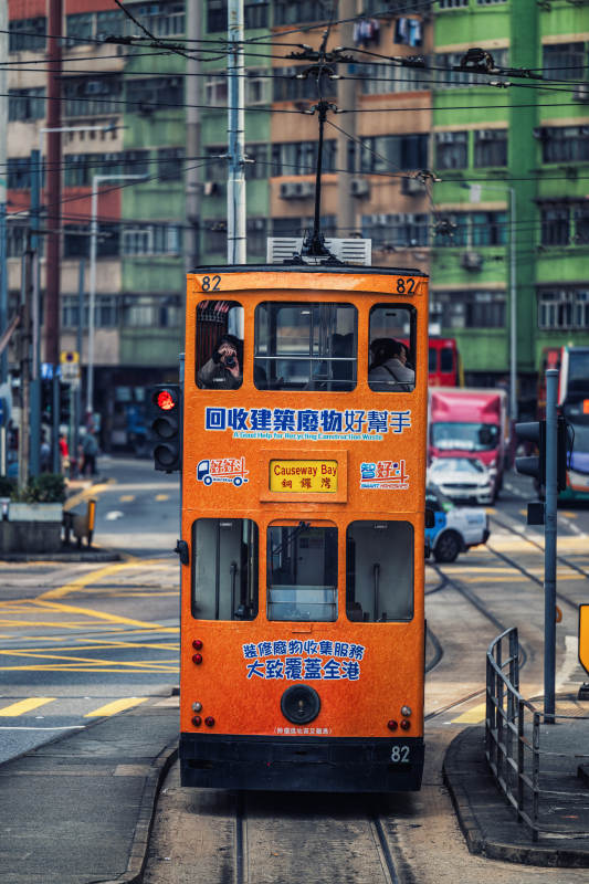 香港街头的橙色电车图片