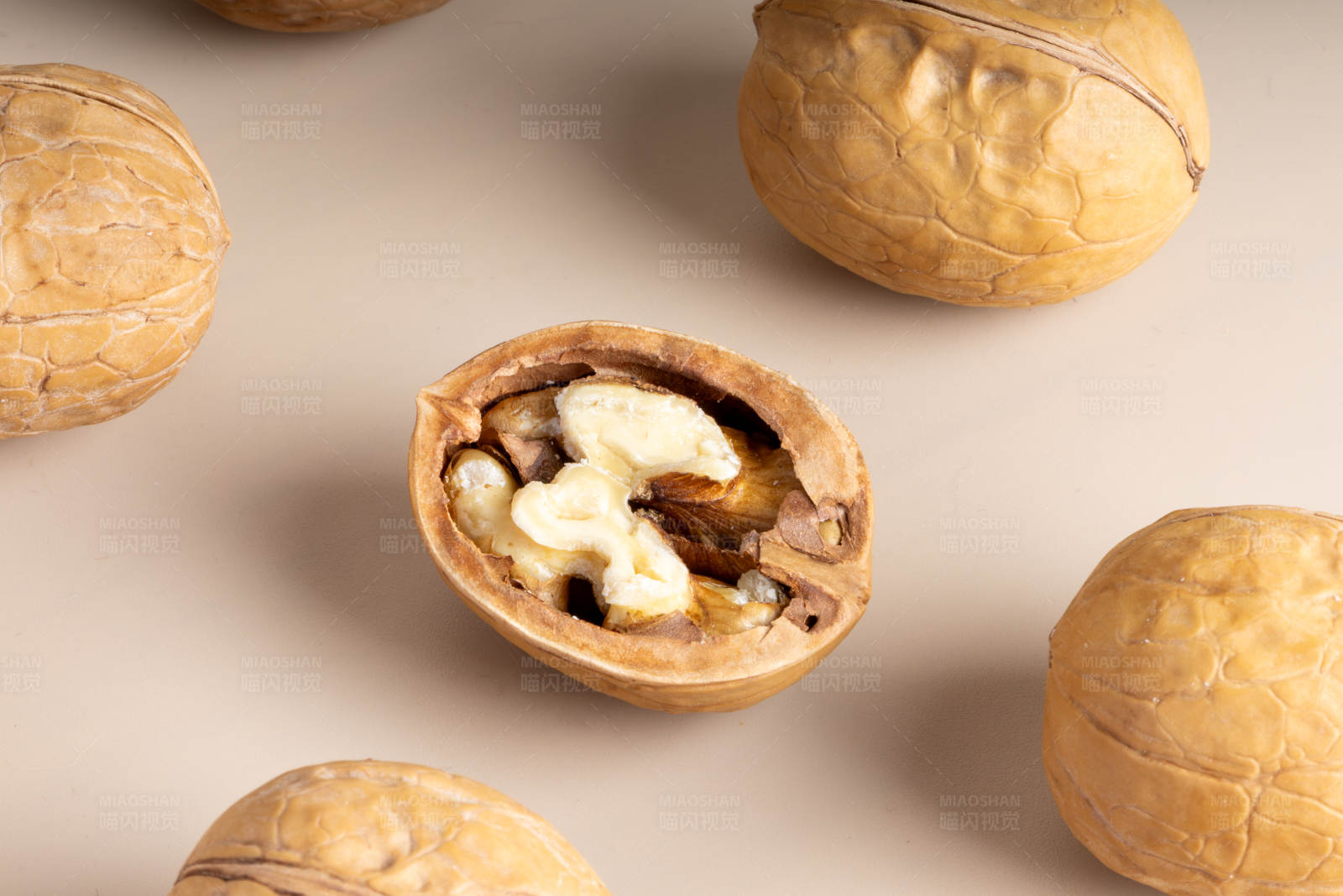 核桃仁与完整核桃对比图片