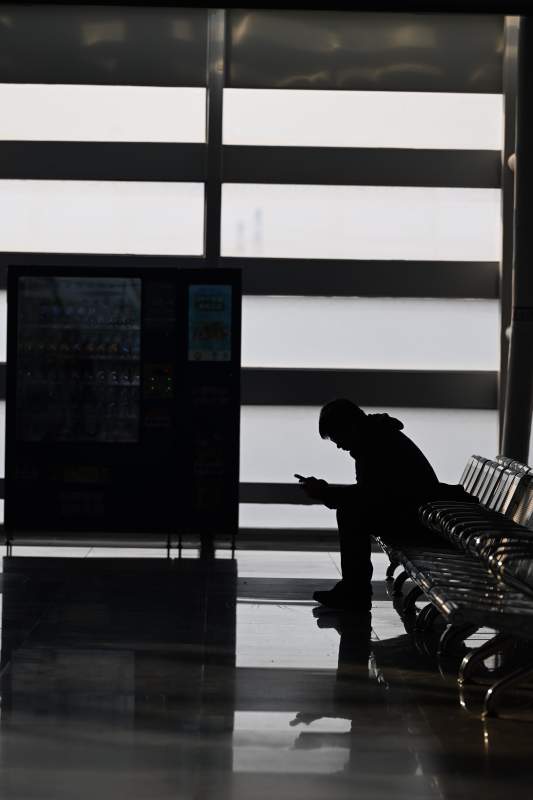 候车室的孤独身影图片